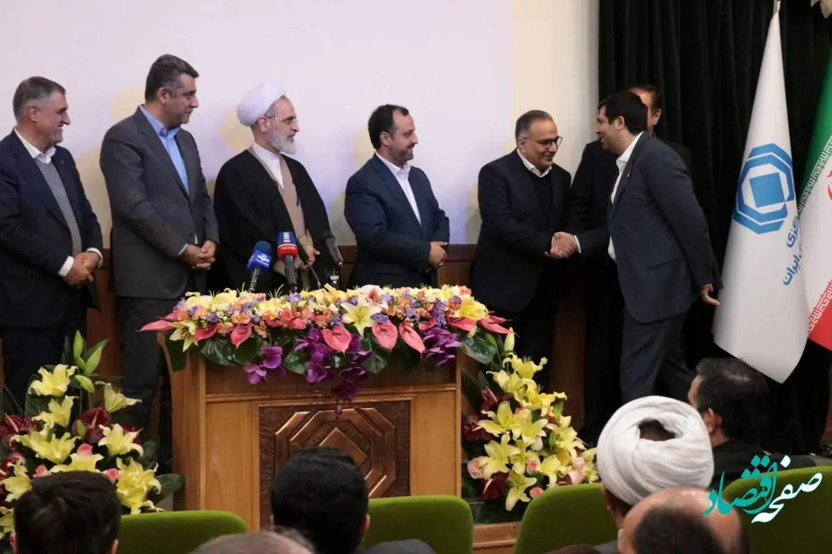 تقدیر از مدیر عامل اتکایی ایرانمعین در مراسم افتتاحیه مرکز نوآوری بیمه