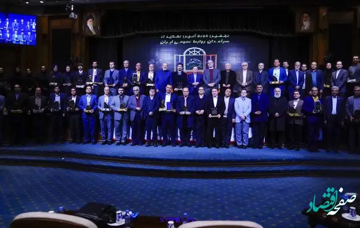 اهداء نشان ویژه مدیر تعالی گر ارتباطی به مدیر عامل سیمیدکو