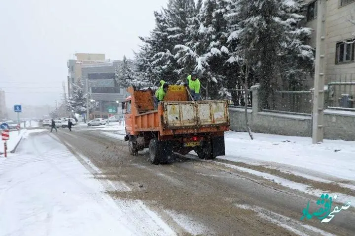 بسیج نیروهای خدمات شهری منطقه 2 همزمان با بارش برف