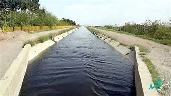سقوط آزاد خانم گزارشگر به داخل کانال آب + فیلم
