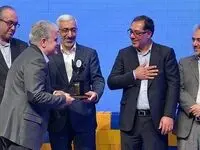اهدا تندیس تأثیرگذاران تأمین مالی و سرمایه‌گذاری در زیست‌بوم دانش‌بنیان کشور به بانک پاسارگاد