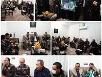 دکتر گل محمدی به همراه معاونین و مدیران مجتمع سنگ آهن سنگان به دیدار خانواده شهید یحیایی رفت