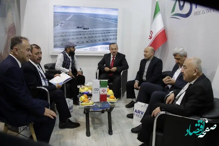 حضور فعالان اقتصادی خارجی و داخلی در غرفه منطقه آزاد ماکو در نخستین روز نمایشگاه توانمندی های صادراتی