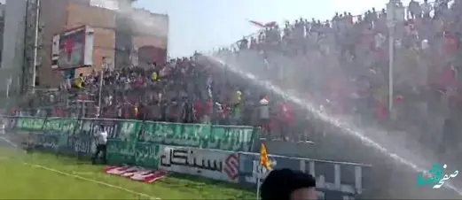 درگیری هواداران پرسپولیس و نساجی روی سکوها