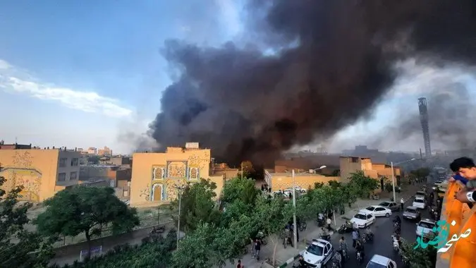 آتش‌سوزی وحشتناک در انبار لوازم خانگی در مشهد | منازل مسکونی تخریب شدند