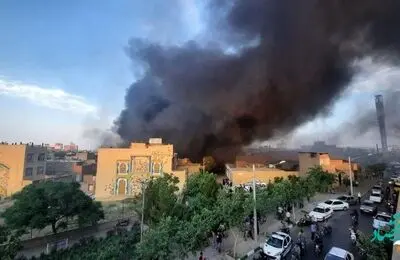 آتش‌سوزی وحشتناک در انبار لوازم خانگی در مشهد | منازل مسکونی تخریب شدند