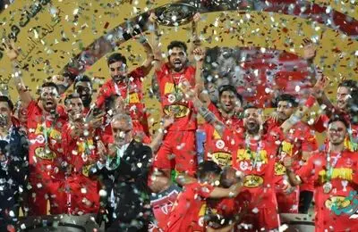 این فرد از جشن قهرمانی پرسپولیس بیرون شد! | حضور جنجالی و غیرمنتظره یک فرد در جشن قهرمانی پرسپولیس 