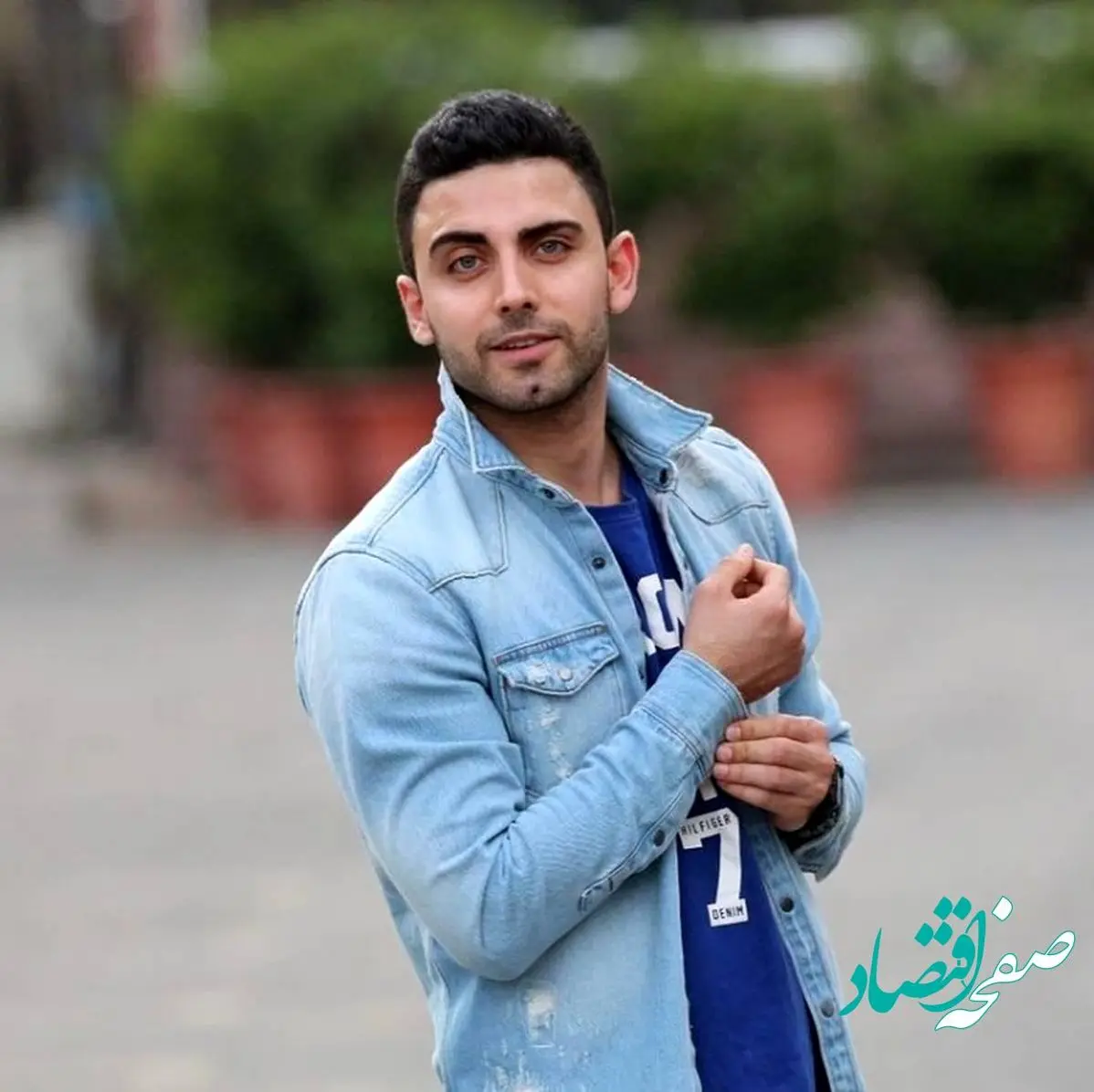 امیرعلی بی همگان این بار با لاک روی ناخن و ظاهری دخترانه آمد | محمد صادقی تغییر جنسیت داد؟