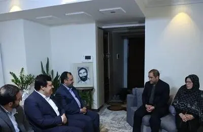 دیدار دكتر خاندوزی با خانواده شهید اكبری مدیرعامل اسبق بانك كشاورزی و از شهدای فاجعه هفتم تیر