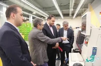 بازدید اكبر قنبرپور از یك واحد تولید كننده صنایع روشنایی در منطقه ویژه اقتصادی پیام