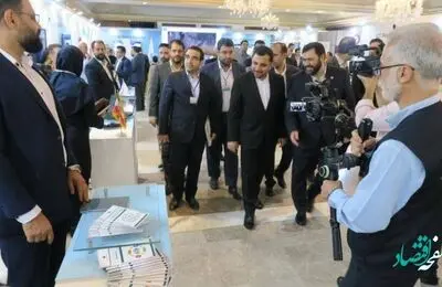 بازدید وزیر ارتباطات و فناوری اطلاعات از غرفه پست بانک ایران در حاشیه سومین اجلاس وزرای ارتباطات اکو
