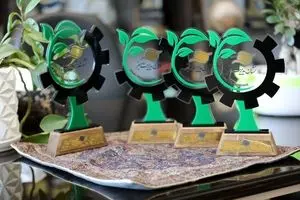 نخستین نشان برتر مدیریت سبز فعالین اقتصادی منطقه آزاد انزلی اهداء شد