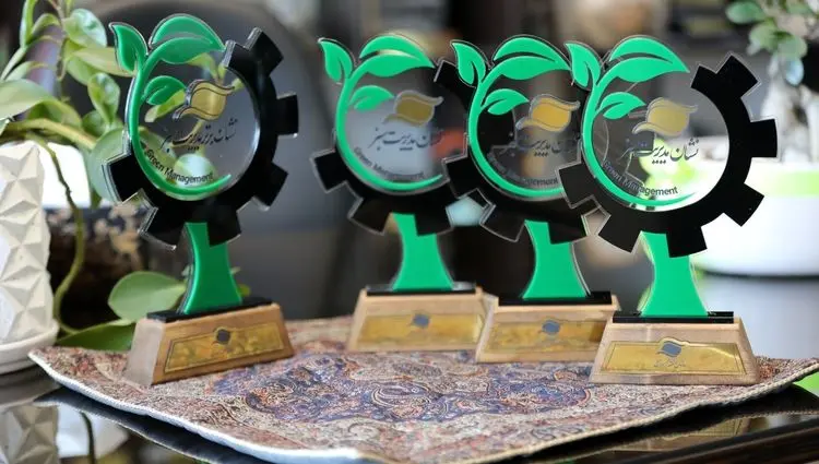 نخستین نشان برتر مدیریت سبز فعالین اقتصادی منطقه آزاد انزلی اهداء شد