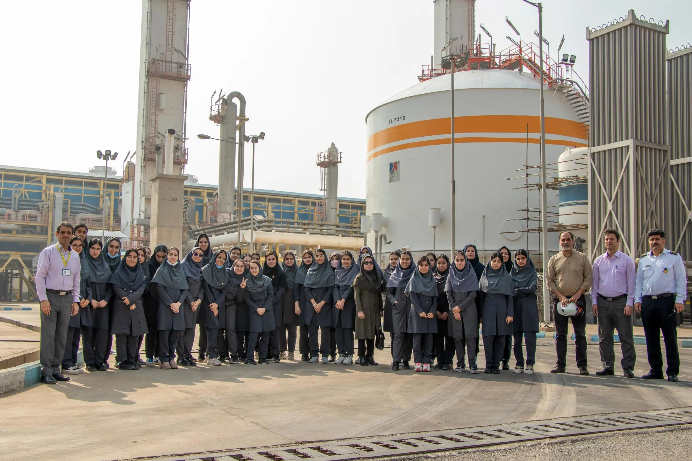 بازدید تیزهوشان ماهشهری از شرکت فجر انرژی خلیج فارس