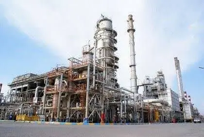 حریق واحد ۷۰ پالایشگاه آبادان در حال کنترل است