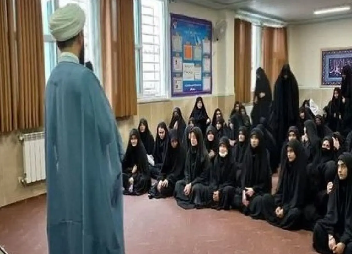 بوی ادکلن مانع ورود یک روحانی به جلسه بسیج خواهران شد | چون بوی معصیت می‌آمد نه شهدا! 