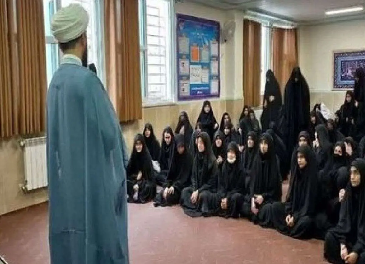 بوی ادکلن مانع ورود یک روحانی به جلسه بسیج خواهران شد | چون بوی معصیت می‌آمد نه شهدا! 