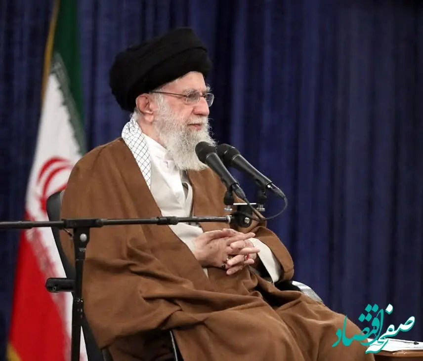 عکس | اهدای انگشتر رهبر انقلاب به این فرد خیلی معروف