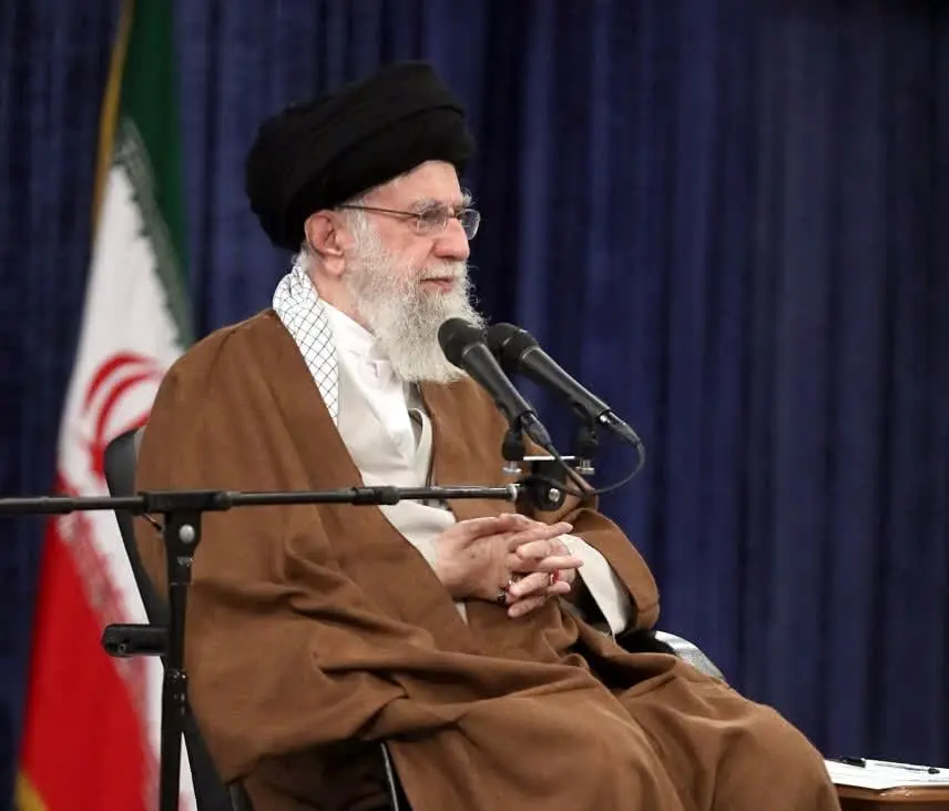 عکس | اهدای انگشتر رهبر انقلاب به این فرد خیلی معروف