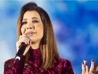 نانسی عجرم با لباس ترند خود در کنار درخت کریسمس سال نو را تبریک گفت + عکس
