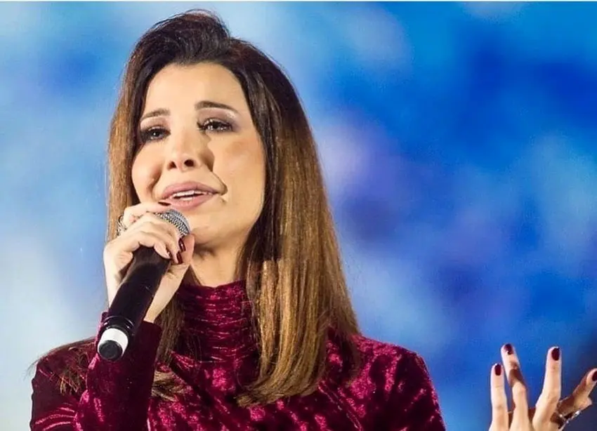 نانسی عجرم با لباس ترند خود در کنار درخت کریسمس سال نو را تبریک گفت + عکس