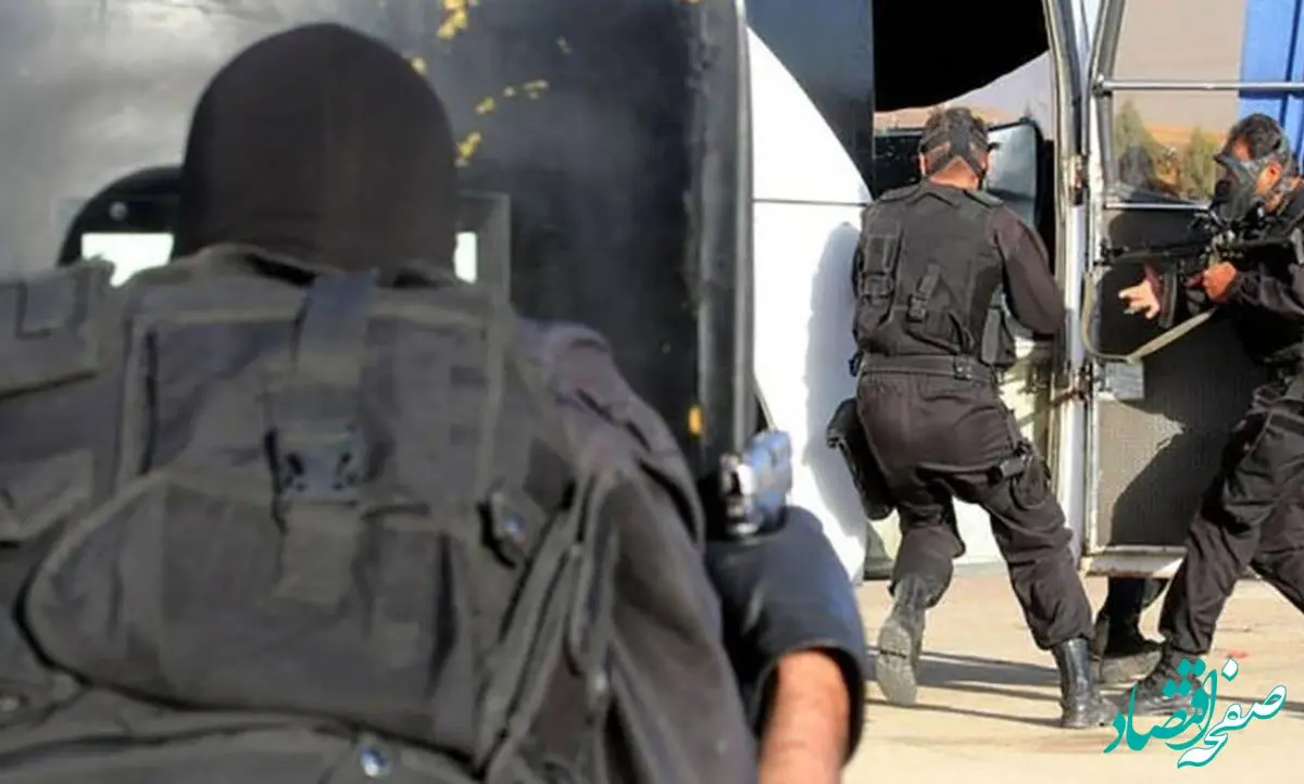 قاتل فراری خانواده خودش را گروگان گرفت ! + جزئیات 