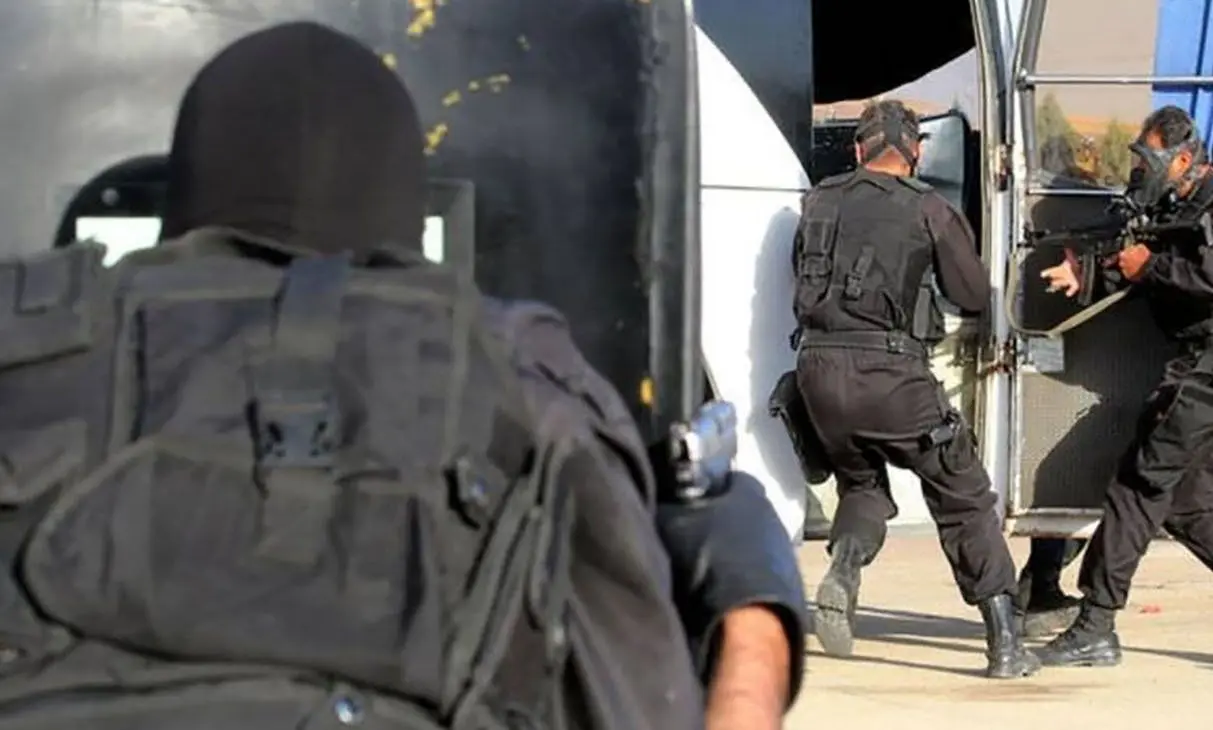 قاتل فراری خانواده خودش را گروگان گرفت ! + جزئیات 