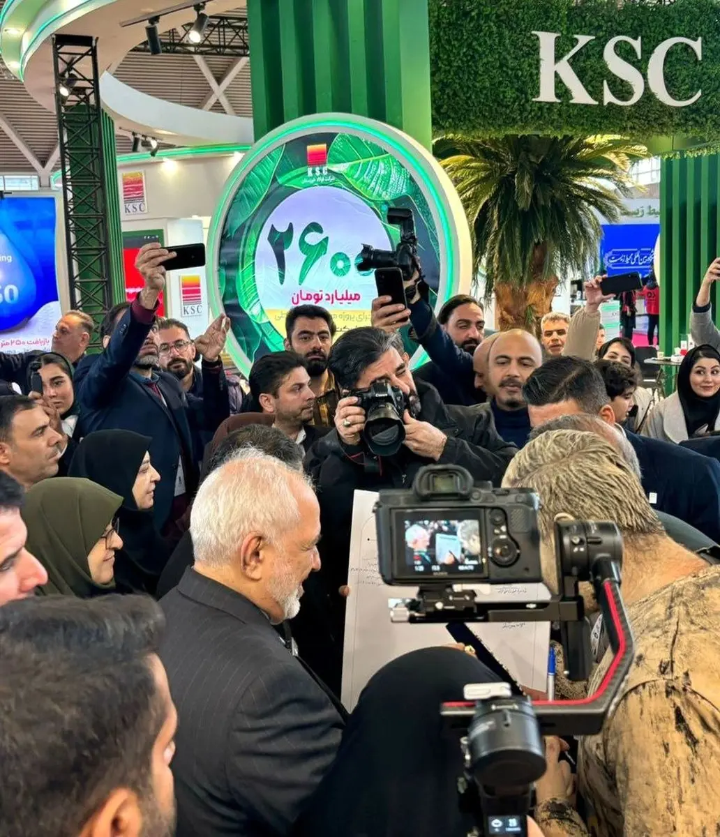 معاون راهبردی رئیس جمهور به همراه رئیس سازمان حفاظت محیط زیست کشور از غرفه فولاد خوزستان بازدید نمودند