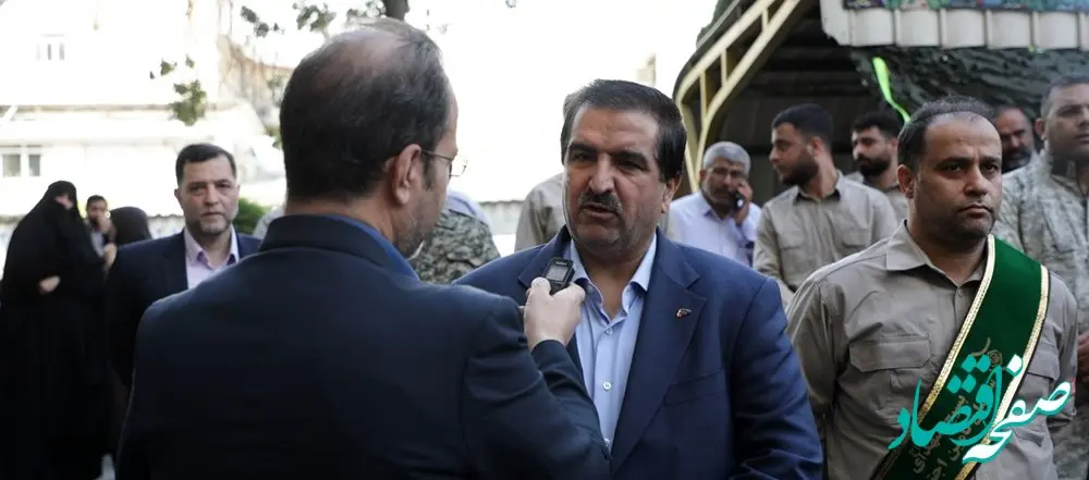 کارکنان بانک رفاه کارگران با روحیه جهادی و تفکر بسیجی در راستای ارائه خدمات به هم‌وطنان گام برمی‌دارند