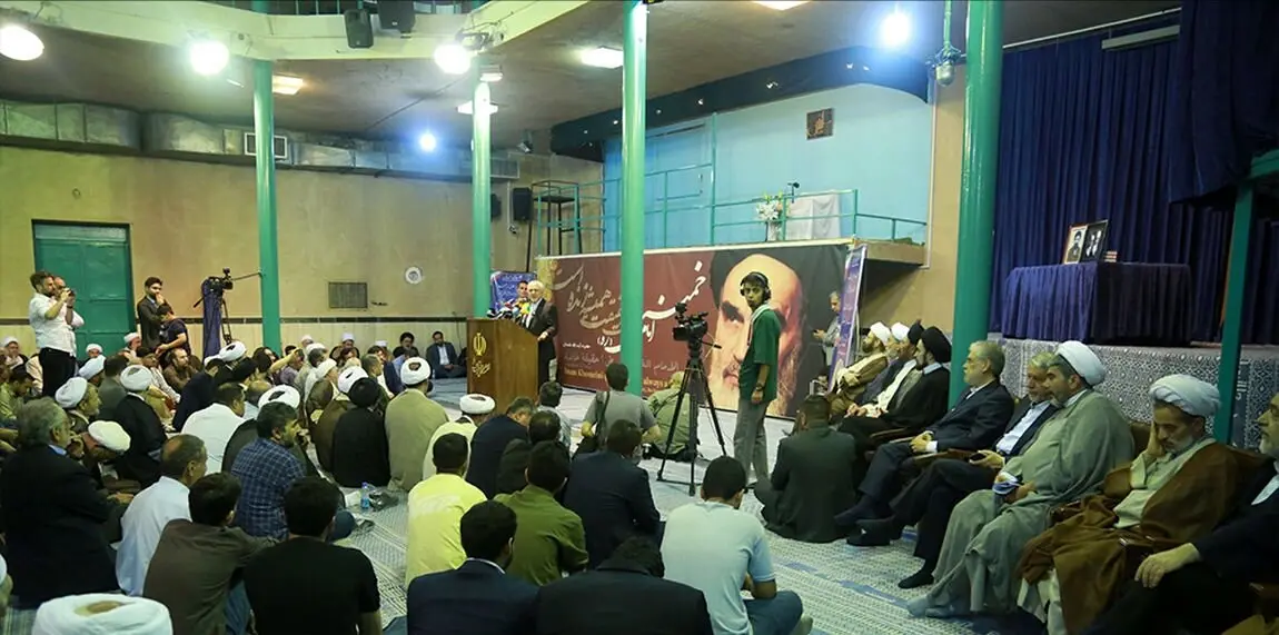 تصویری از پسر سیدحسن خمینی در همایش حامیان پزشکیان / این فرد هم بود