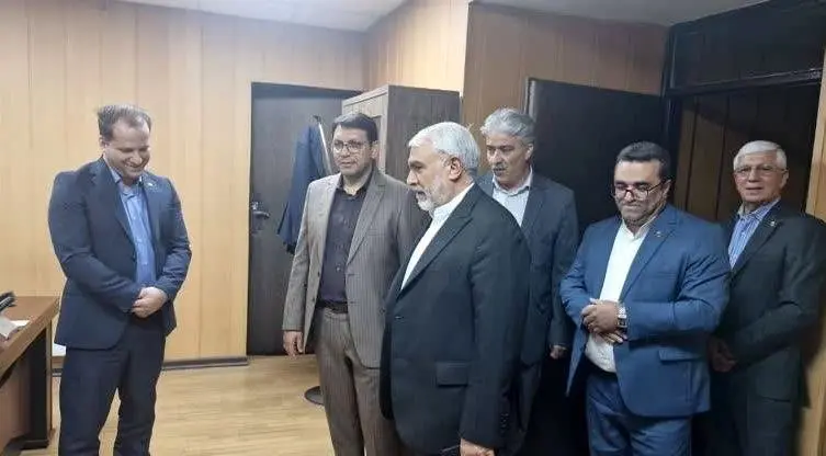 بازدید دکتر جوادی، مدیرعامل موسسه اعتباری ملل، از واحدهای خدمت رسان صف و ستاد