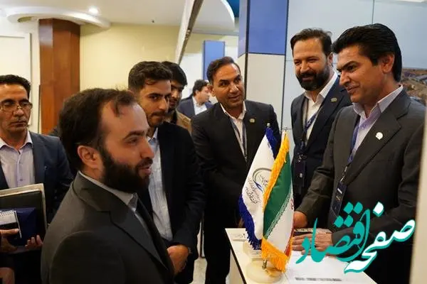 بازدید مدیرعامل گروه سرمایه‌گذاری و توسعه صنایع تکمیلی هلدینگ خلیج‌فاس از غرفه پتروشیمی ایلام