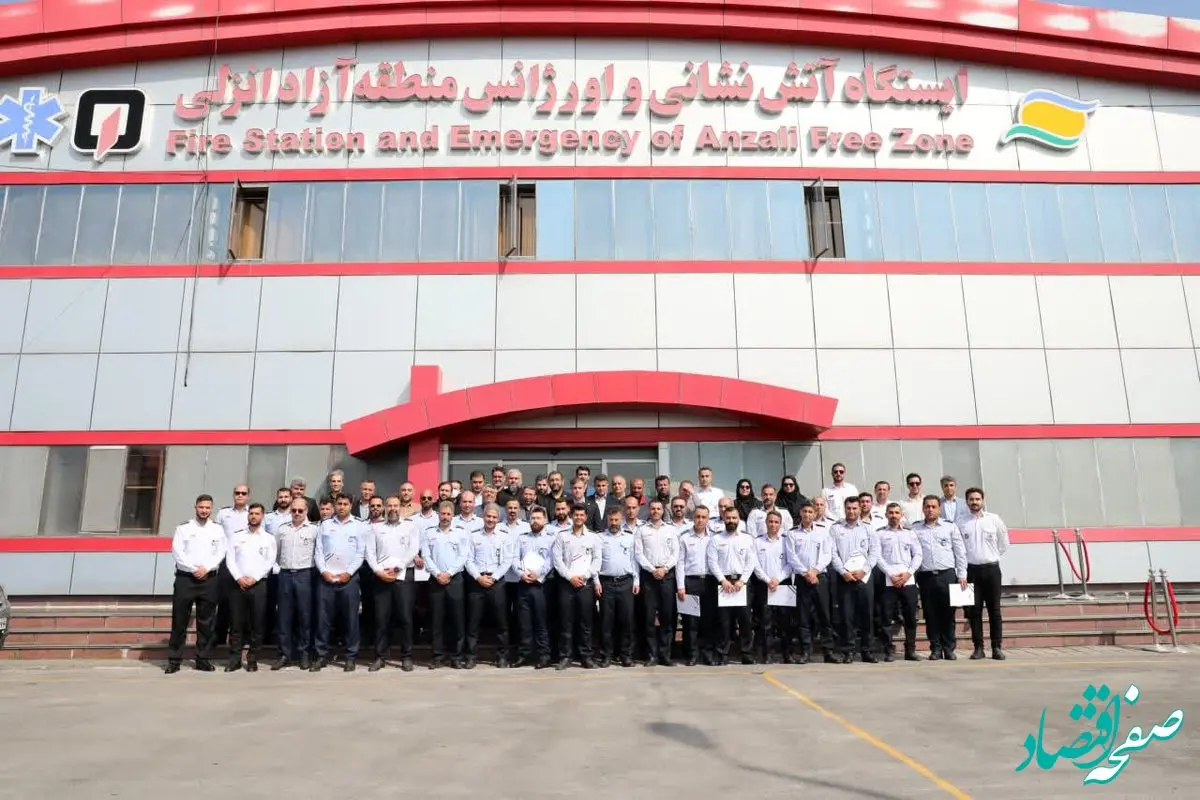 از تلاش های آتش نشانان منطقه آزادانزلی تجلیل به عمل آمد