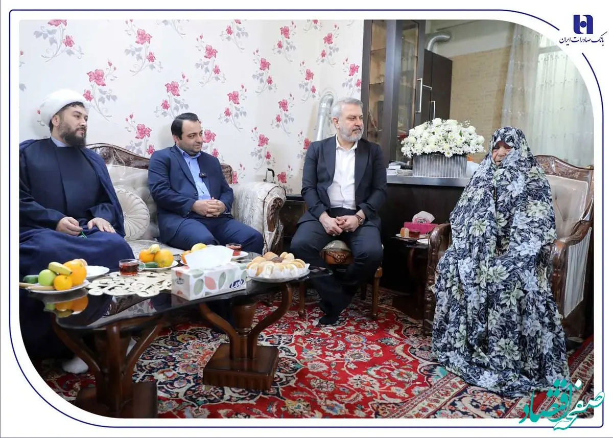 دیدار مدیرعامل بانک صادرات ایران با مادر و خانواده «شهید محمدنبی محمدی»