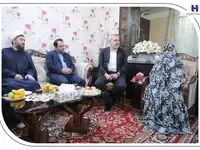 دیدار مدیرعامل بانک صادرات ایران با مادر و خانواده «شهید محمدنبی محمدی»