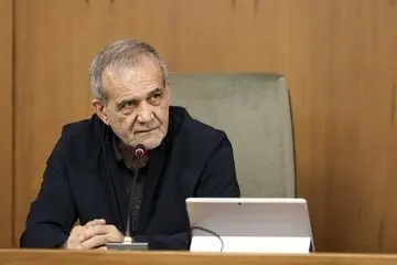 حسابی رئیس جمهور دانشگاه تهران را تکان داد | تو چه جراتی داری که وسط سخنرانی من می پری!