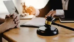 چگونه ضامن می‌تواند از وام گیرنده شکایت کند؟ شرایط و راهکارها
