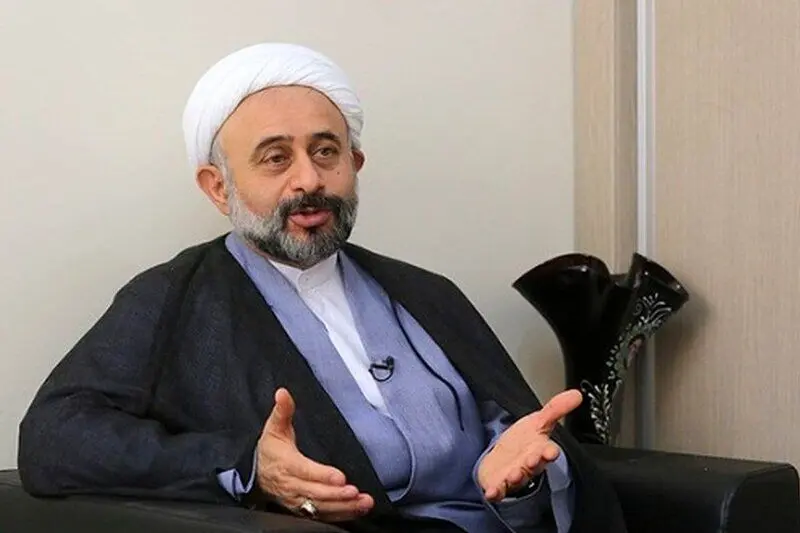 نقویان: اگر کسی زیبایی را دید و سر خم نکرد، باید او را به طویله ببرند | استادان به درد بخور را بیرون بریزید، در و دیوار دانشگاه که ارزشی ندارد 