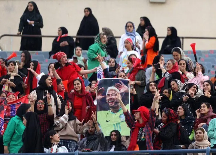 تماشاگران دربی خانم ها هم هستند