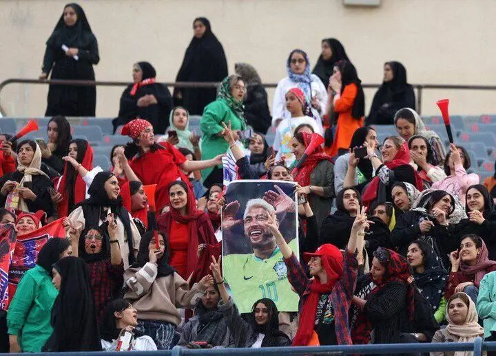 تماشاگران دربی  خانم ها هم هستند 