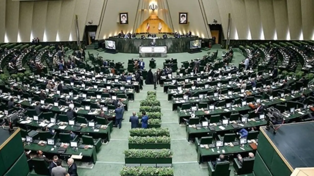 علت واکنش تند این نماینده به هیات رئیسه مجلس چه بود؟ | از بلاتکلیفی قوانین ساماندهی کارکنان تا قیر رایگان و واردات خودرو 