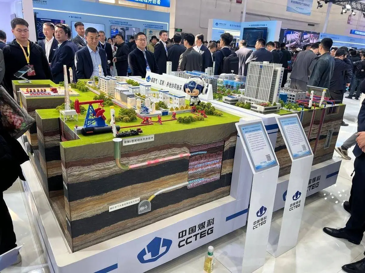 بازدید هیات ایرانی از ماشین‌آلات پیشرفته معدنی در نخستین روز نمایشگاه بین‌المللی چین