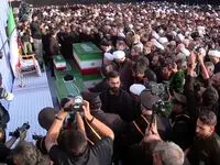 فیلم اقامه نماز آیت‌الله جوادی‌ آملی بر پیکر امام شهید در جمکران با حضور پرشور مردم و علما