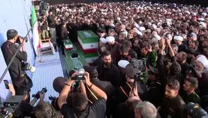 فیلم اقامه نماز آیت‌الله جوادی‌ آملی بر پیکر امام شهید در جمکران با حضور پرشور مردم و علما