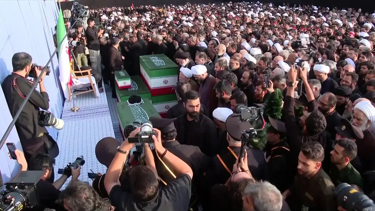 فیلم اقامه نماز آیت‌الله جوادی‌ آملی بر پیکر امام شهید در جمکران با حضور پرشور مردم و علما