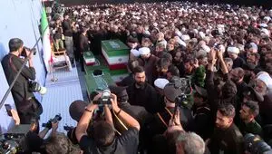 فیلم اقامه نماز آیت‌الله جوادی‌ آملی بر پیکر امام شهید در جمکران با حضور پرشور مردم و علما