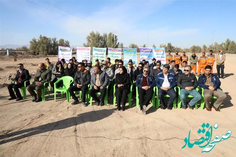 اجرای طرح پاکسازی و نظافت ۱۵ کیلومتر از جاده بافق به یزد توسط شرکت سنگ آهن