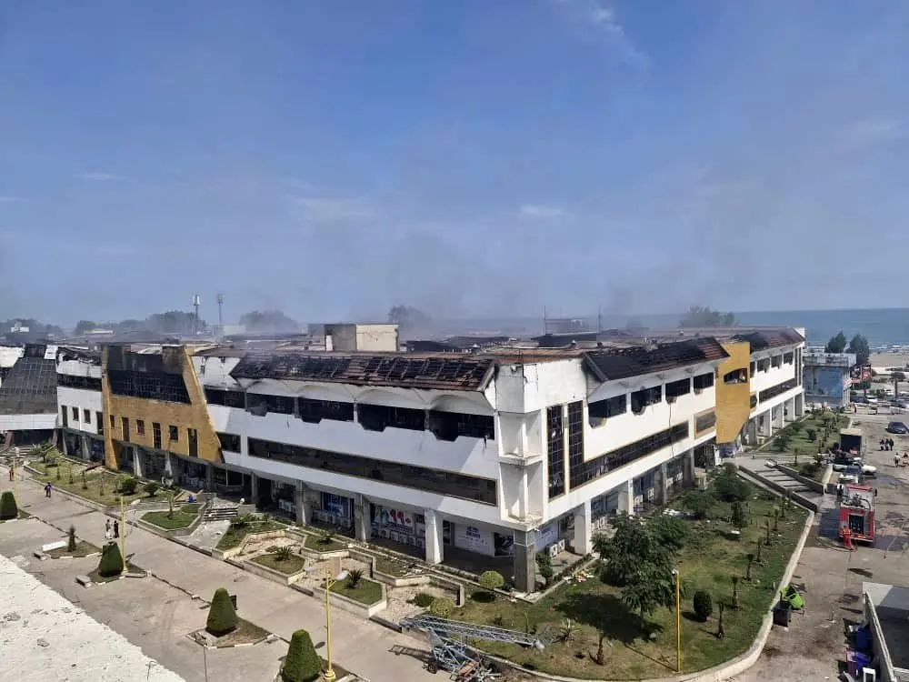 مهار کامل آتش سوزی مجتمع ونوس انزلی؛ بدون سرایت به طبقات دیگر و فاقد خسارت جانی و مصدومیت