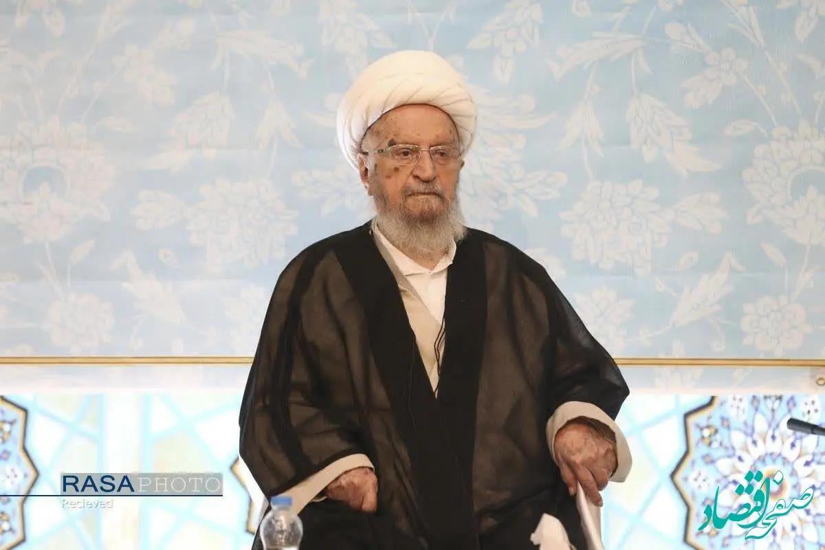 آیت الله مکارم شیرازی بر تسریع در انتخاب رهبری نظام تاکیید کرد