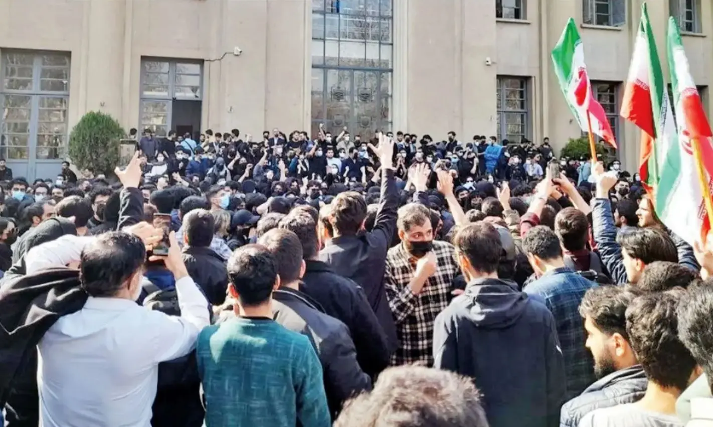 خط و نشان مجلس برای وزیر علوم؛ آتش‌زدن پرچم جرم است